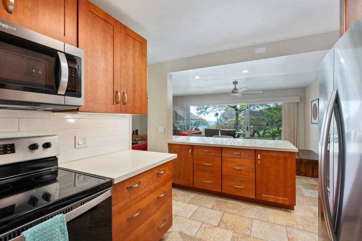 Condo in Kailua-Kona · ★4.6 · 2 bedrooms · 2 beds · 2 private baths - Photo 5