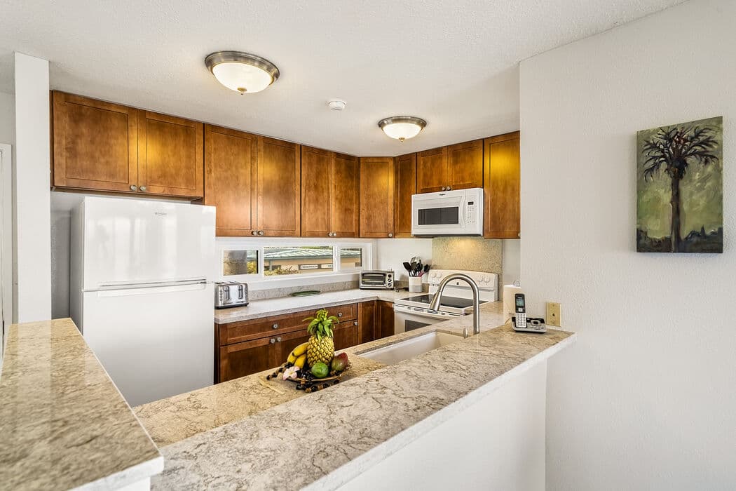 Condo in Kailua-Kona · ★4.81 · 2 bedrooms · 4 beds · 2.5 baths - Photo 5