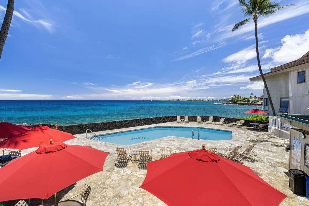 Condo in Kailua-Kona · ★4.88 · 1 bedroom · 2 beds · 1 private bath - Photo 5