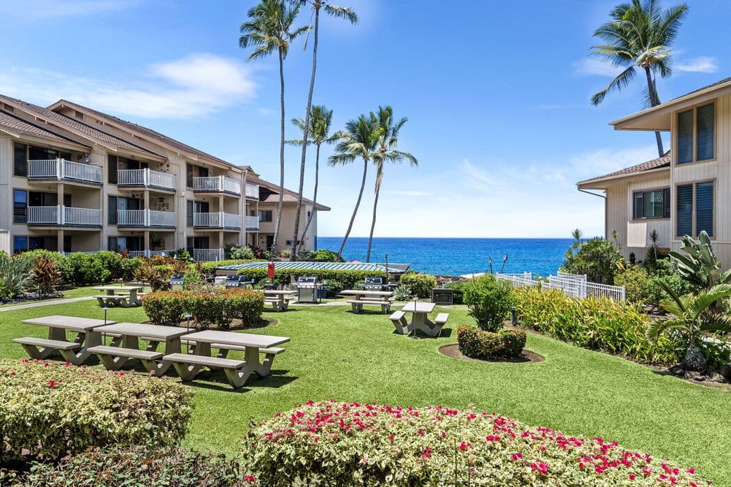 Condo in Kailua-Kona · ★4.88 · 1 bedroom · 2 beds · 1 private bath - Photo 2
