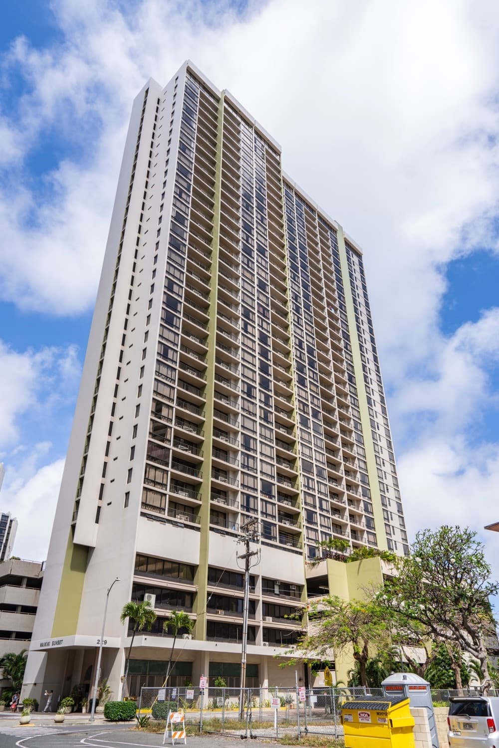 Condo in Honolulu · ★4.75 · 1 bedroom · 2 beds · 1 shared bath - Photo 3