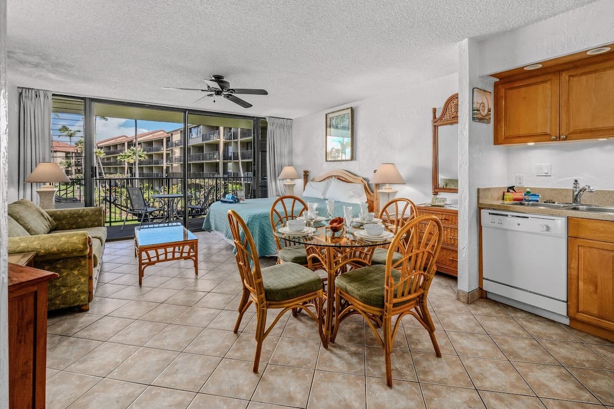Condo in Lahaina · ★4.43 · 1 bedroom · 2 beds · 1 bath - Photo 4