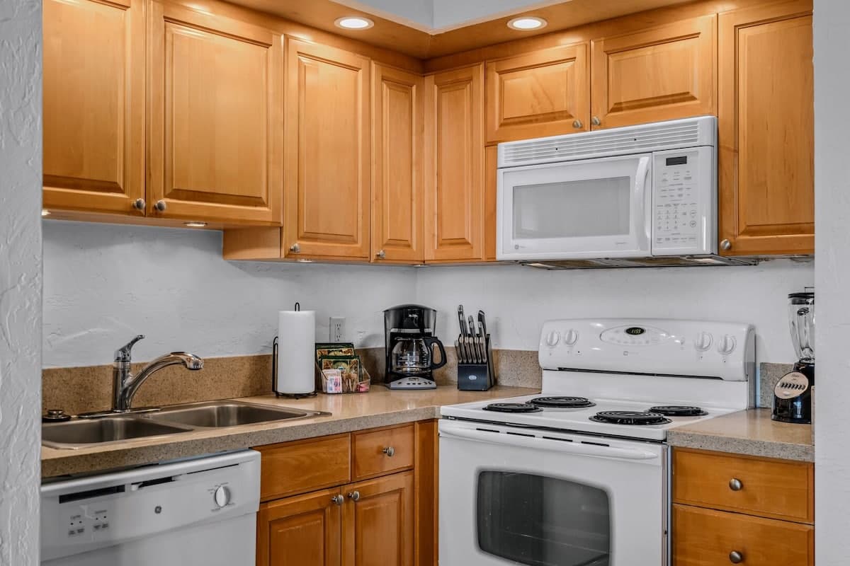Condo in Lahaina · ★4.43 · 1 bedroom · 2 beds · 1 bath - Photo 5