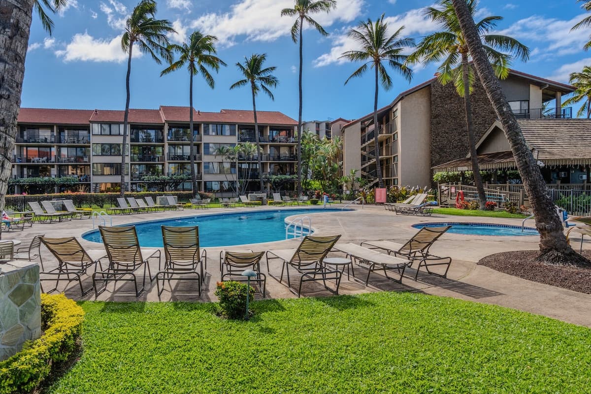 Condo in Lahaina · ★4.43 · 1 bedroom · 2 beds · 1 bath - Photo 3