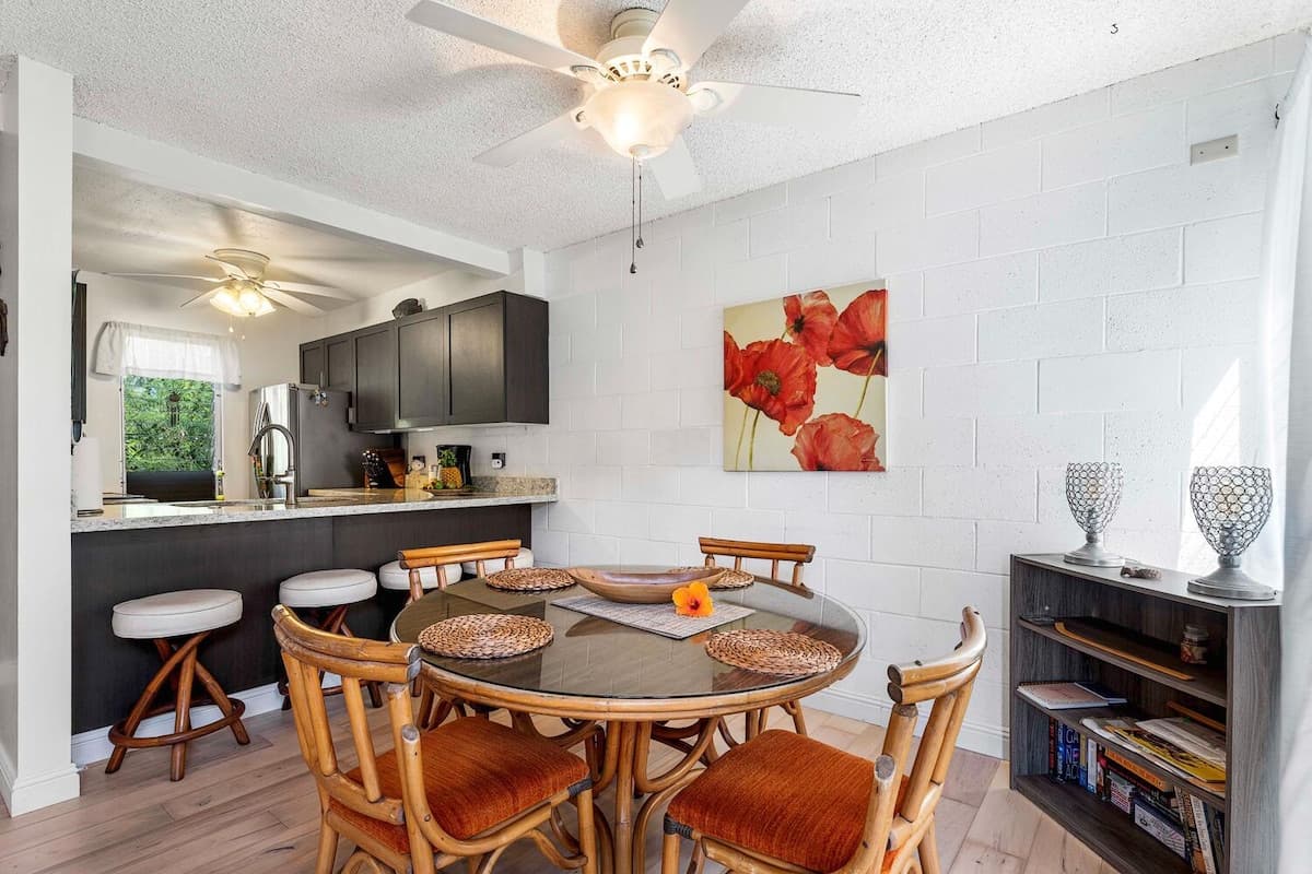 Condo in Kailua-Kona · ★4.86 · 1 bedroom · 4 beds · 1.5 private baths - Photo 4