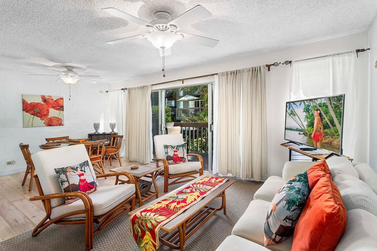 Condo in Kailua-Kona · ★4.86 · 1 bedroom · 4 beds · 1.5 private baths - Photo 3