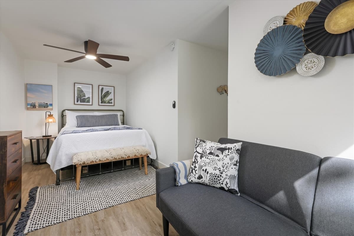 Guesthouse in Kailua-Kona · ★4.81 · 2 bedrooms · 3 beds · 1 private bath - Photo 2