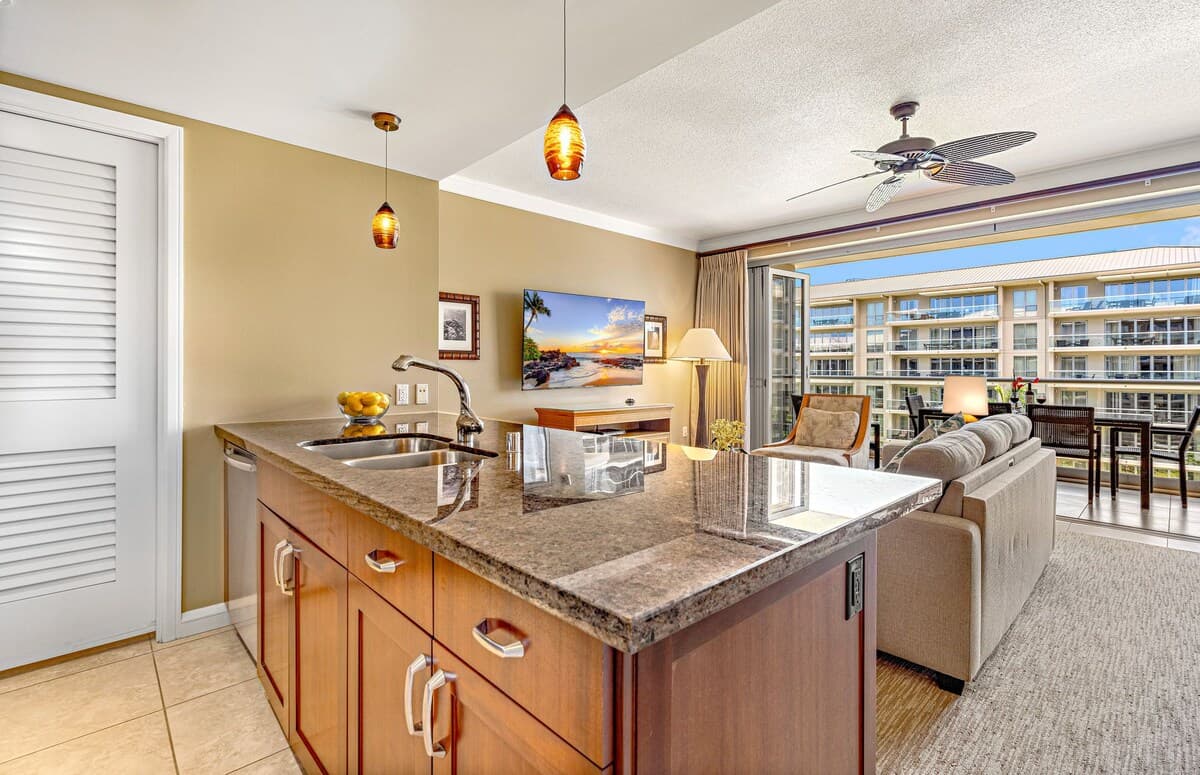Condo in Lahaina · ★4.83 · 1 bedroom · 2 beds · 1 bath - Photo 5