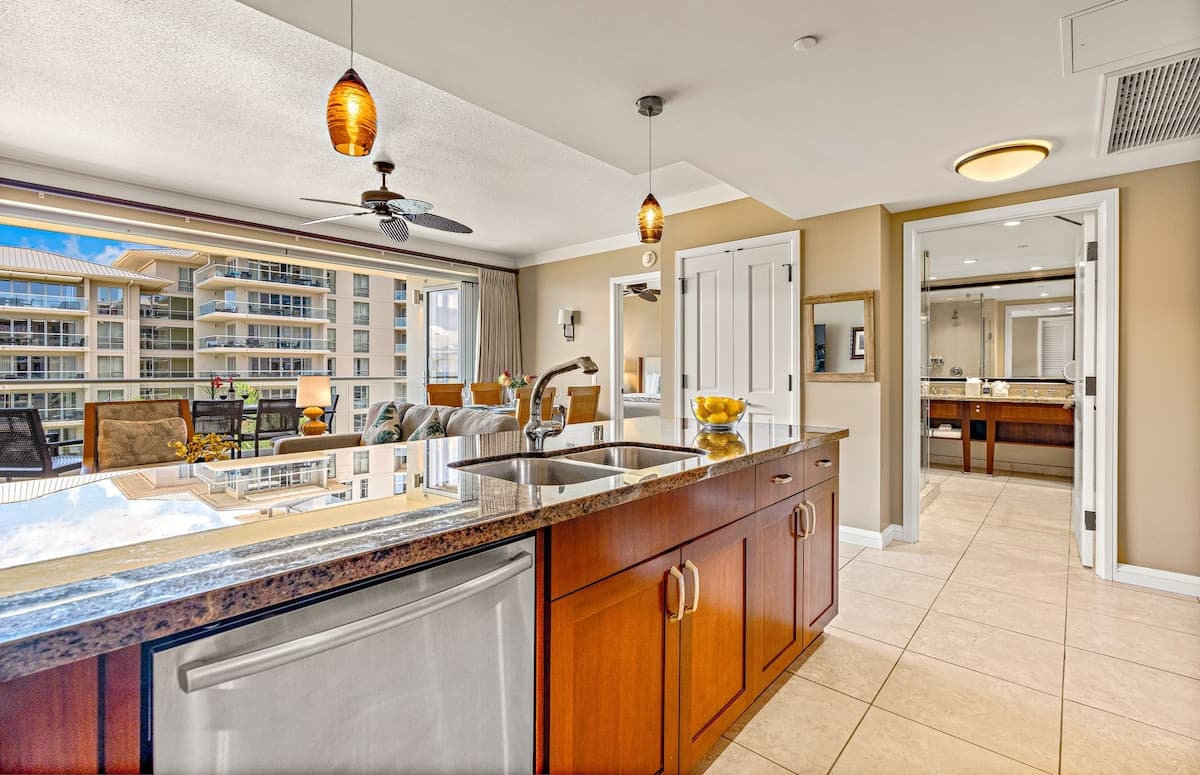 Condo in Lahaina · ★4.83 · 1 bedroom · 2 beds · 1 bath - Photo 3