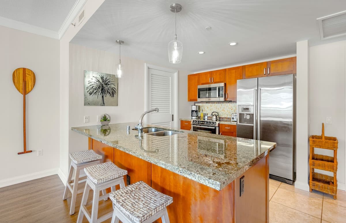 Condo in Lahaina · ★4.93 · 2 bedrooms · 3 beds · 2 baths - Photo 5