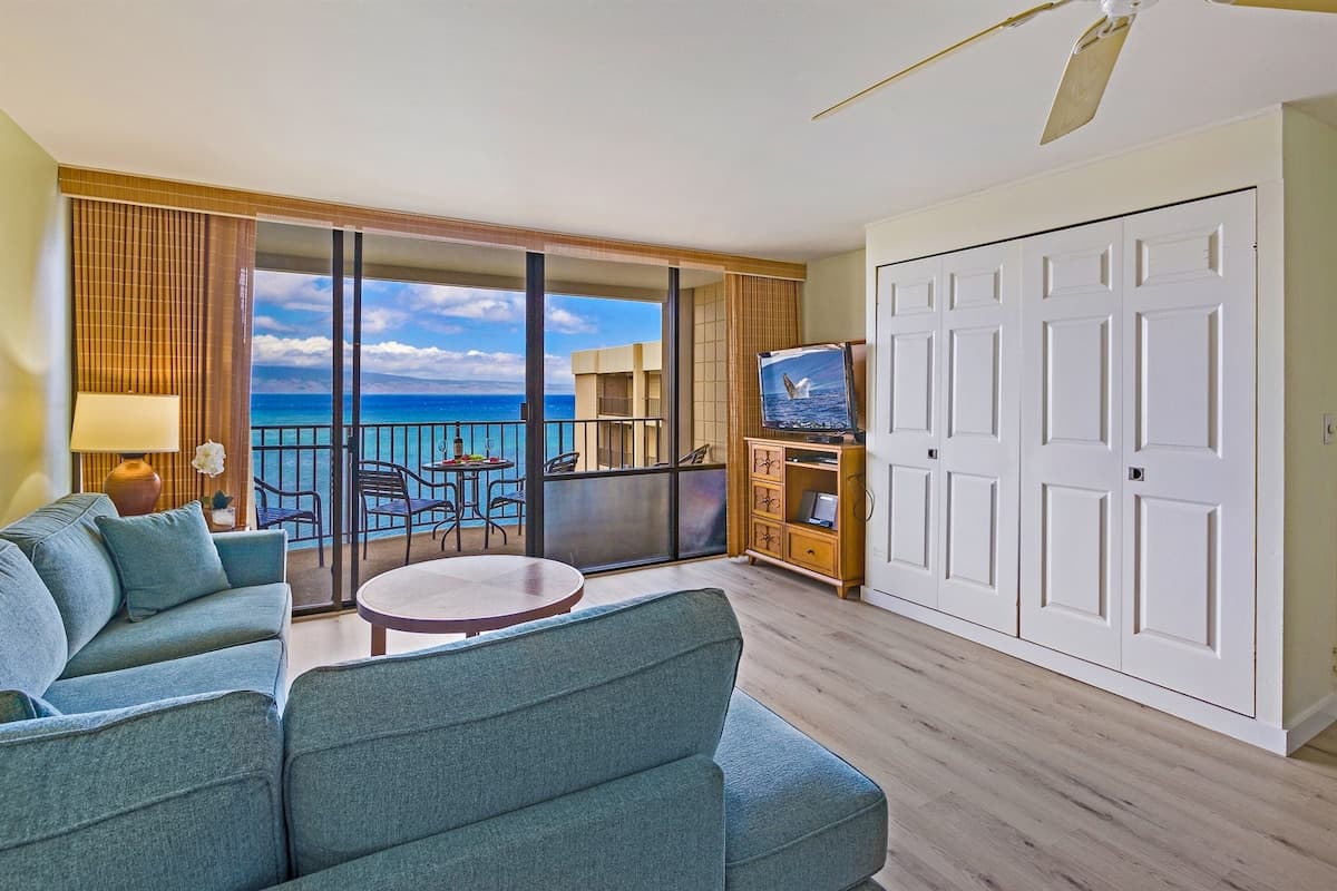 Condo in Lahaina · ★4.9 · 1 bedroom · 2 beds · 1 bath - Photo 4