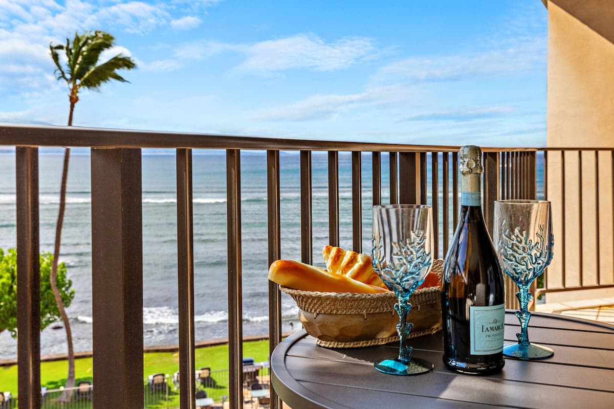 Condo in Wailuku · ★4.93 · 1 bedroom · 3 beds · 2 private baths - Photo 4