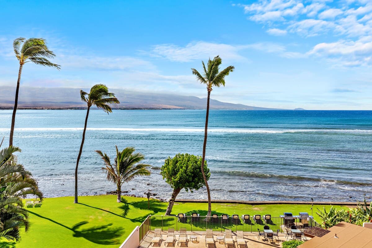 Condo in Wailuku · ★4.93 · 1 bedroom · 3 beds · 2 private baths - Photo 2