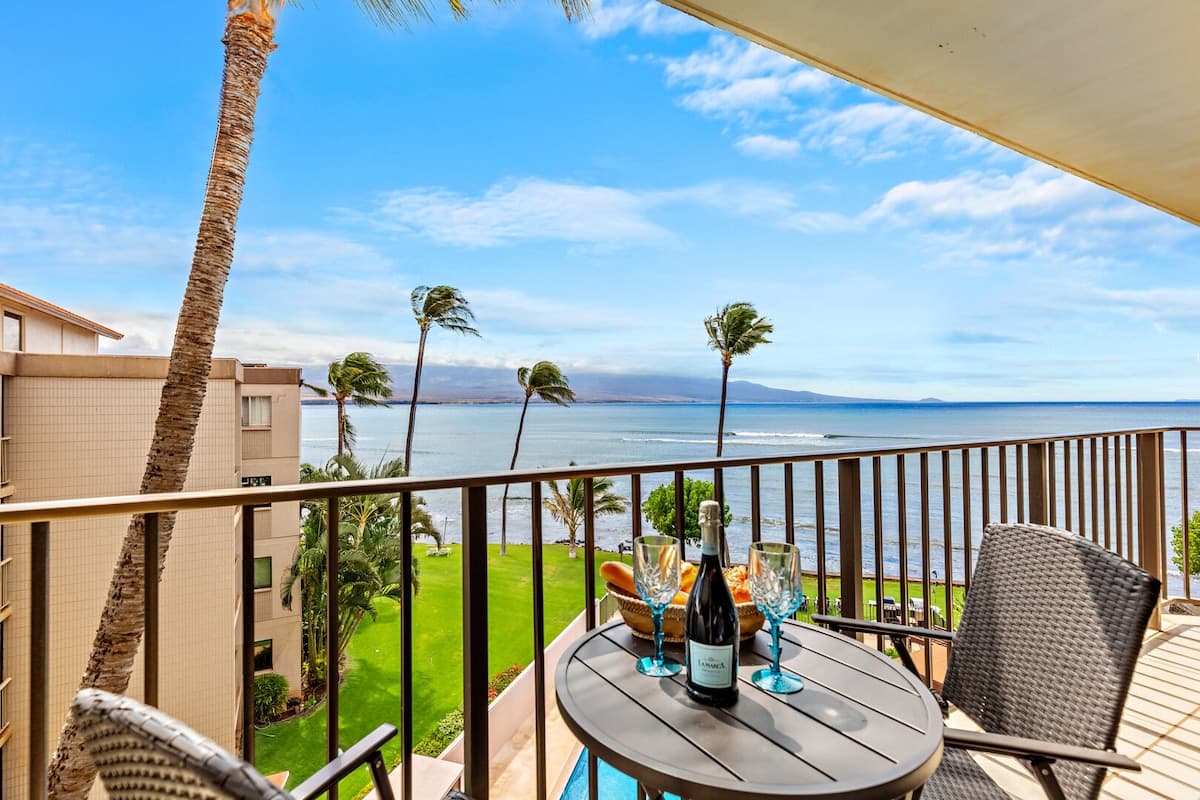 Condo in Wailuku · ★4.93 · 1 bedroom · 3 beds · 2 private baths - Photo 1