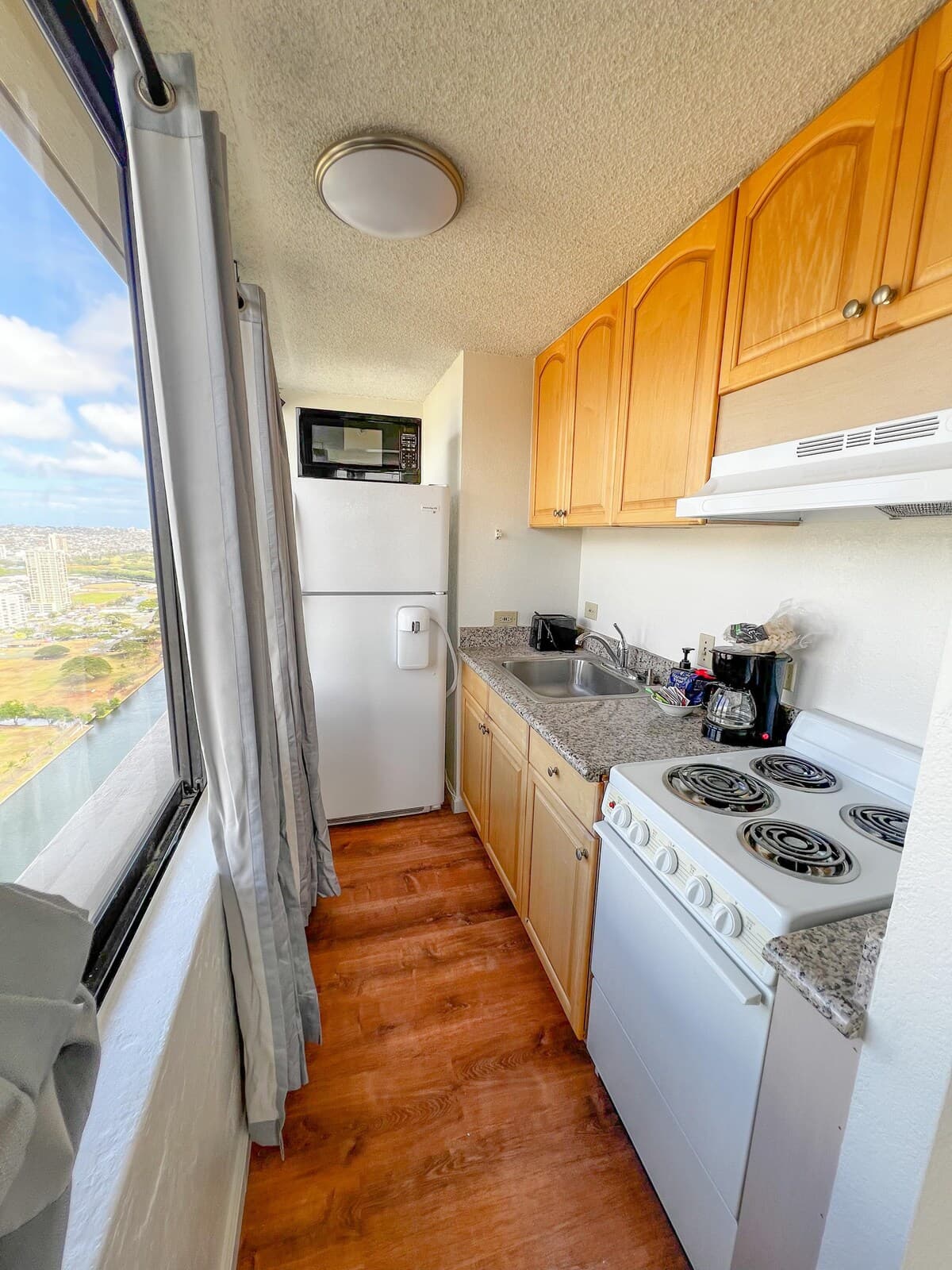 Condo in Honolulu · ★4.17 · Studio · 1 bed · 1 private bath - Photo 3