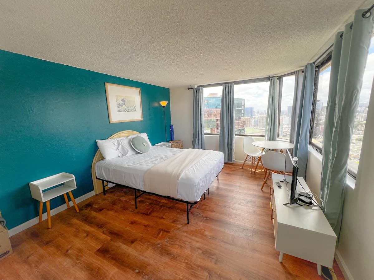Condo in Honolulu · ★4.17 · Studio · 1 bed · 1 private bath - Photo 1