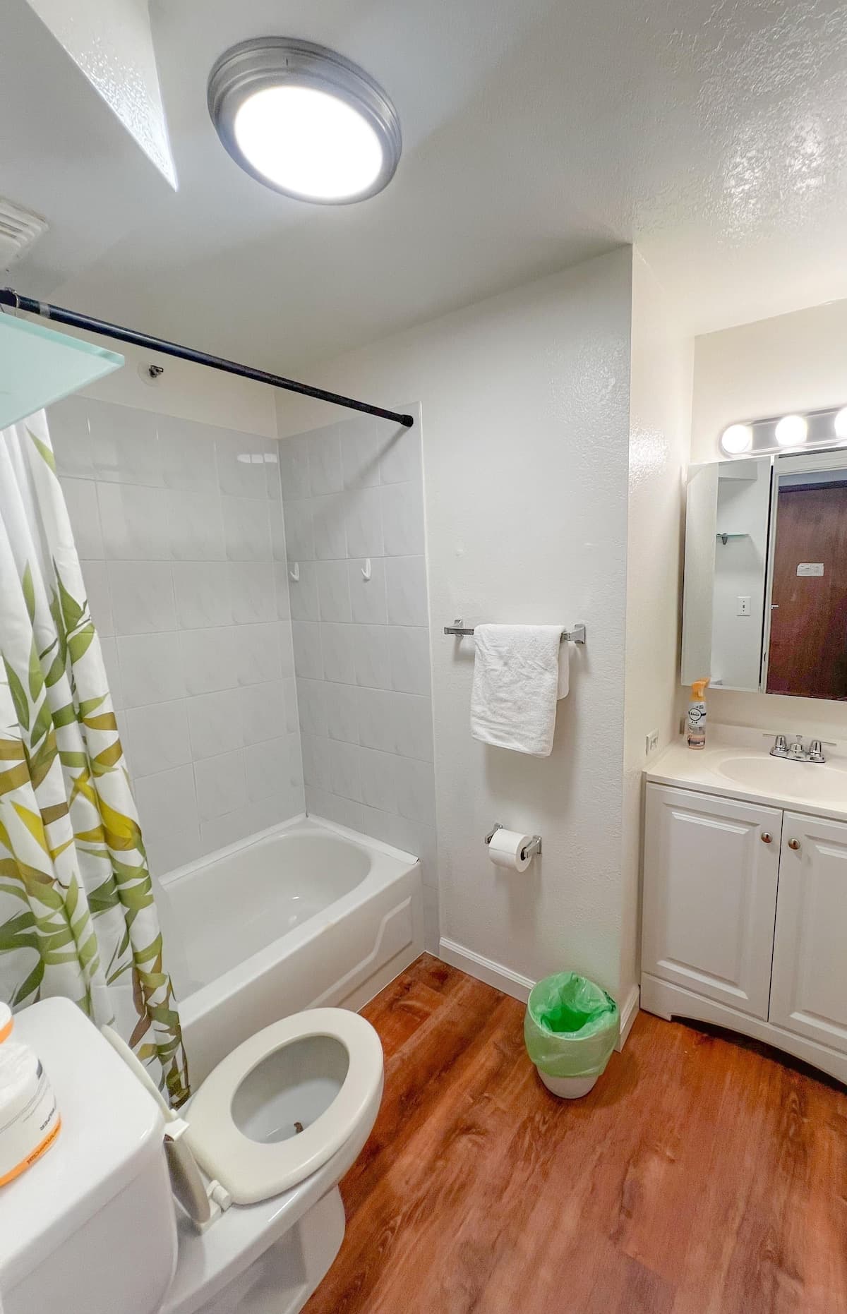 Condo in Honolulu · ★4.17 · Studio · 1 bed · 1 private bath - Photo 4