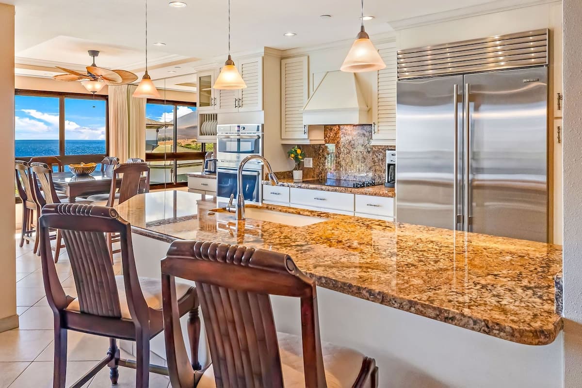 Condo in Lahaina · ★5.0 · 3 bedrooms · 5 beds · 2 shared baths - Photo 2
