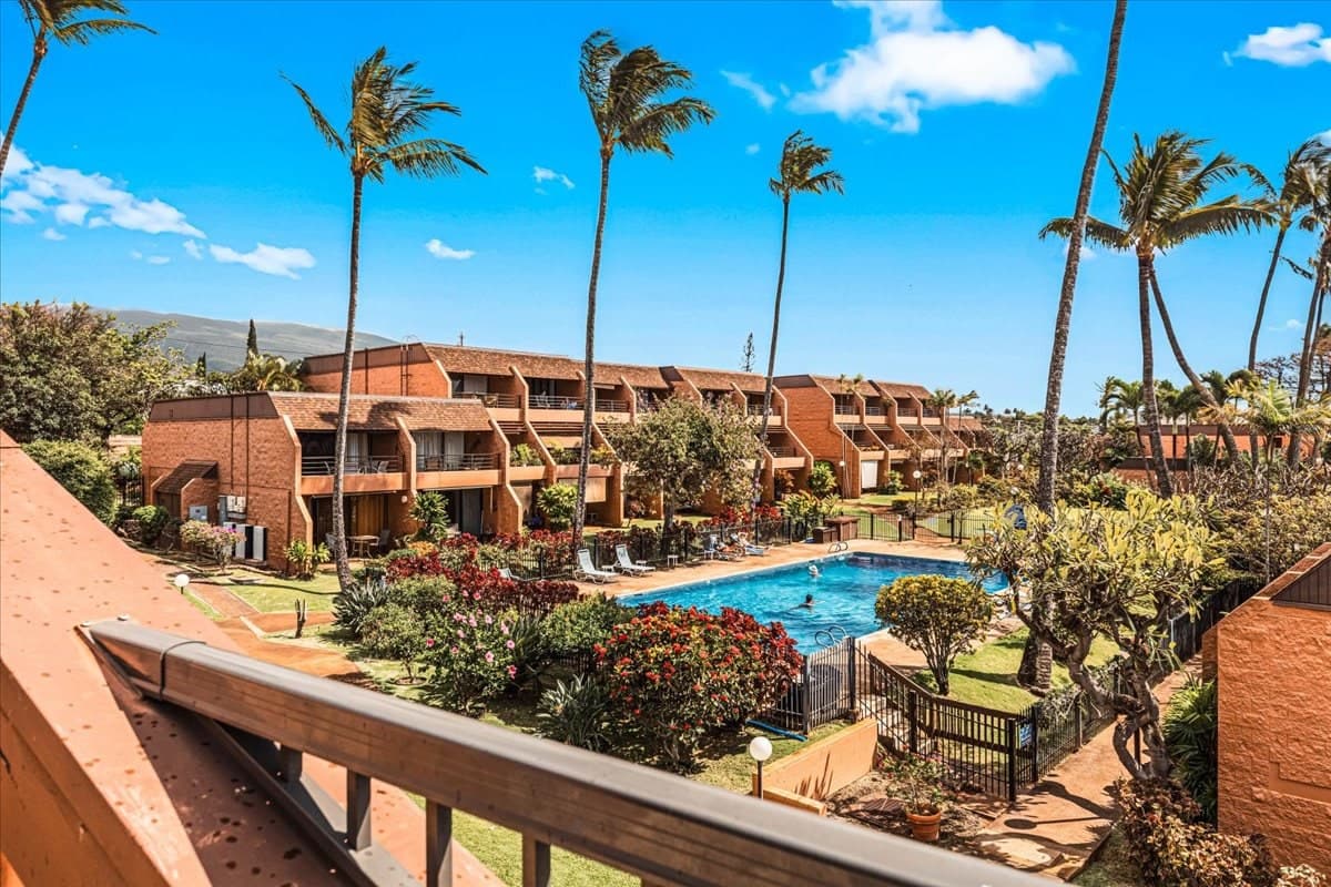 Condo in Lahaina · ★4.76 · 2 bedrooms · 4 beds · 2 private baths - Photo 5