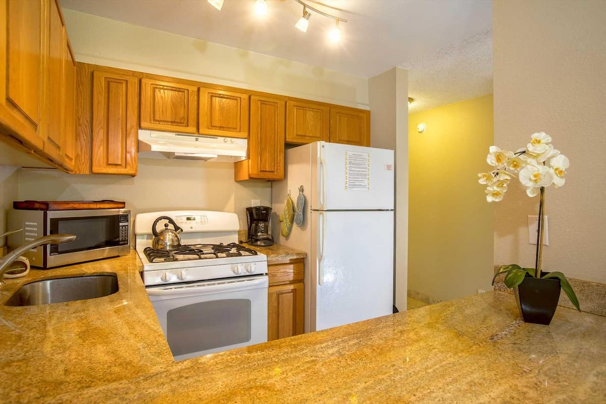 Condo in Kihei · ★4.85 · 1 bedroom · 2 beds · 1 bath - Photo 2