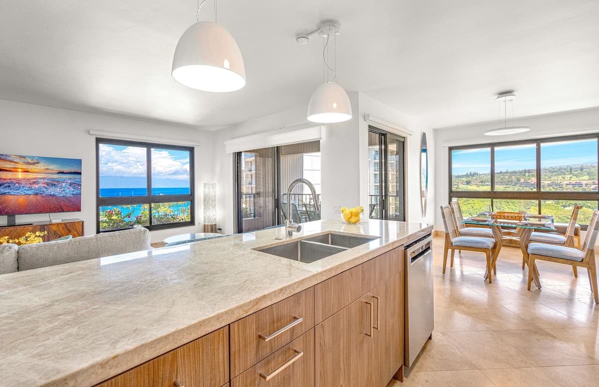 Condo in Lahaina · ★4.9 · 2 bedrooms · 2 beds · 2 baths - Photo 4