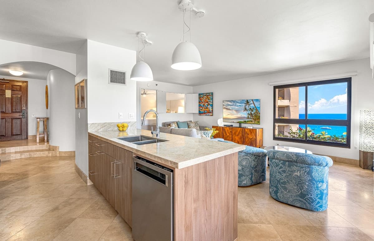 Condo in Lahaina · ★4.9 · 2 bedrooms · 2 beds · 2 baths - Photo 3