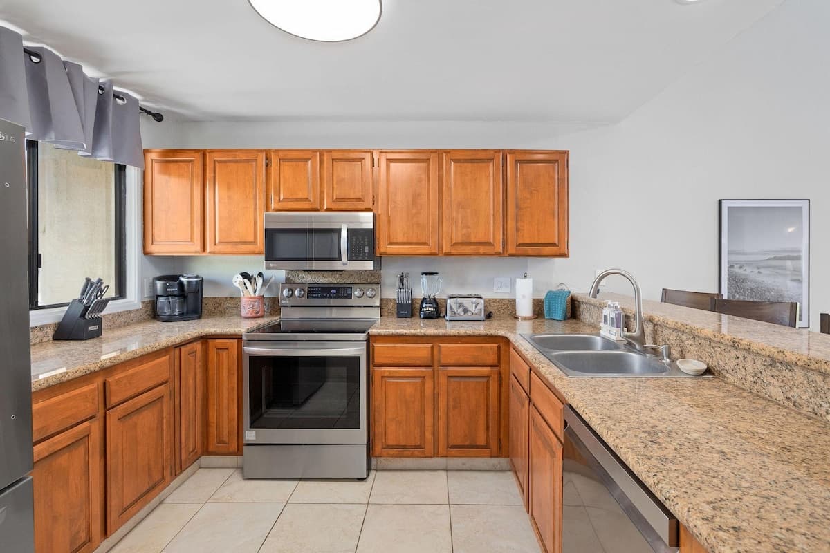 Condo in Kailua-Kona · ★4.67 · 3 bedrooms · 4 beds · 2 private baths - Photo 4