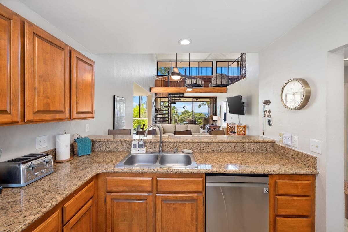 Condo in Kailua-Kona · ★4.67 · 3 bedrooms · 4 beds · 2 private baths - Photo 5
