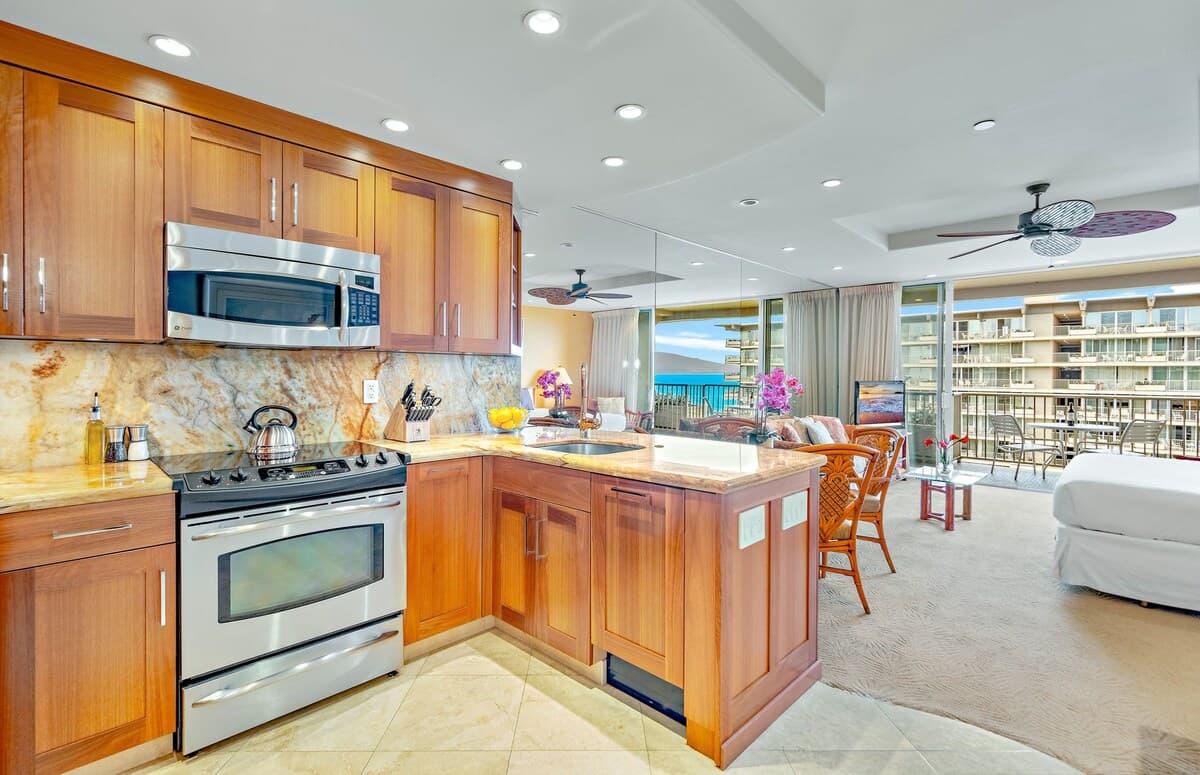 Condo in Lahaina · ★4.82 · Studio · 1 bed · 1 bath - Photo 3