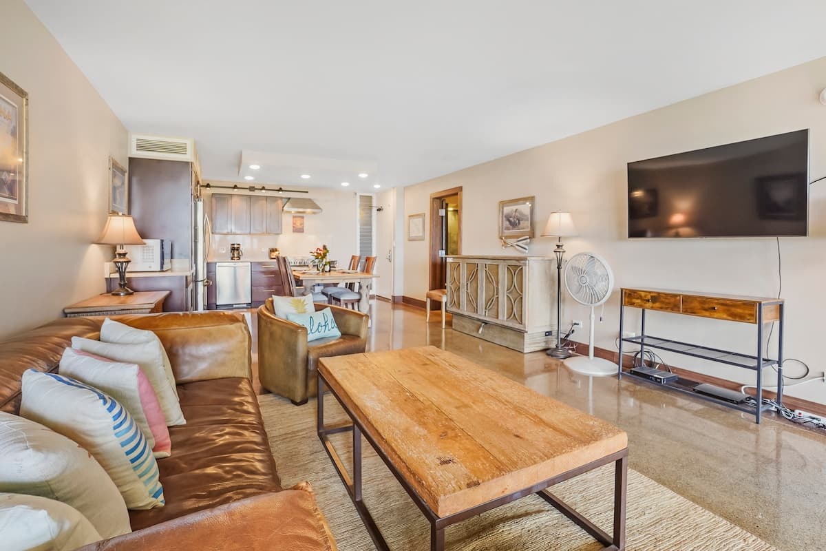 Home in Lahaina · ★4.78 · 1 bedroom · 2 beds · 2 baths - Photo 5