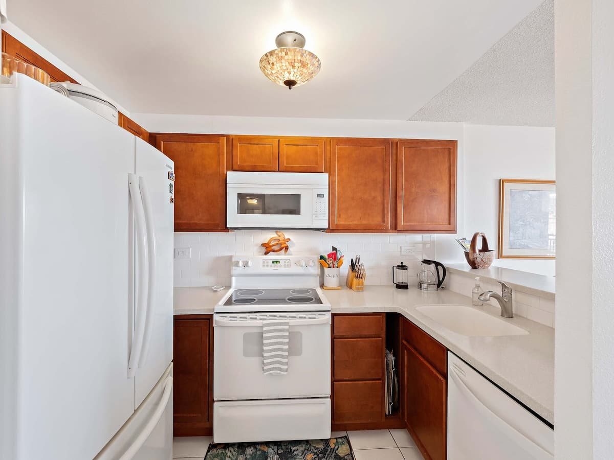Condo in Kailua-Kona · ★4.88 · 1 bedroom · 1 bed · 2 baths - Photo 4