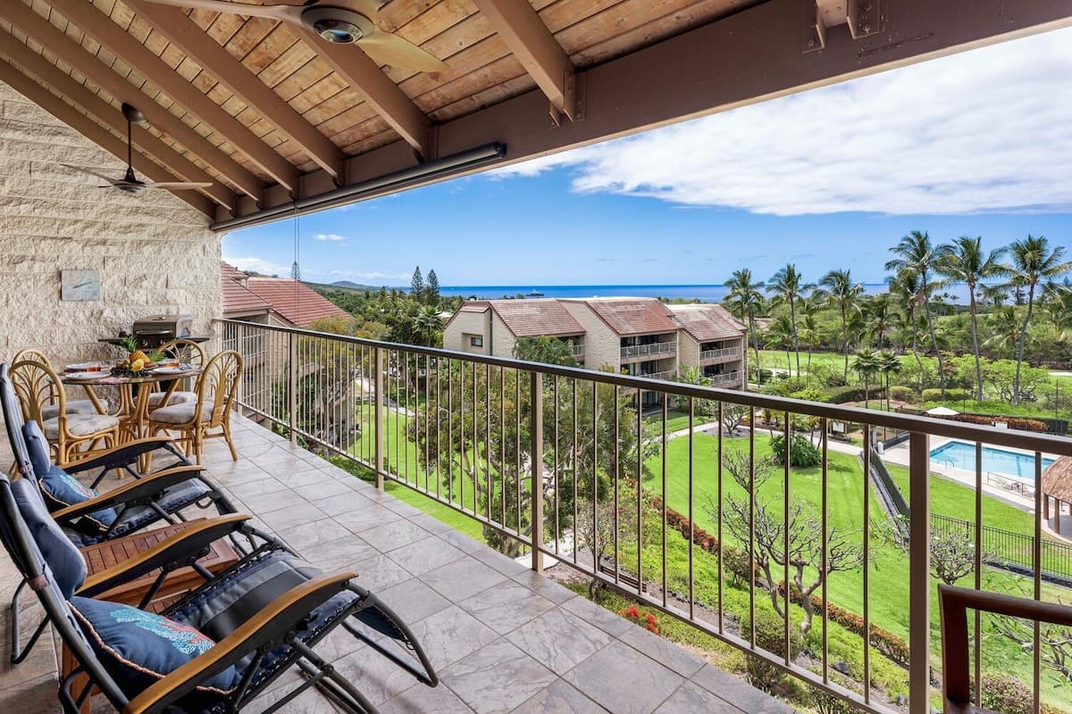 Condo in Kailua-Kona · ★4.79 · 3 bedrooms · 4 beds · 3 private baths - Photo 4