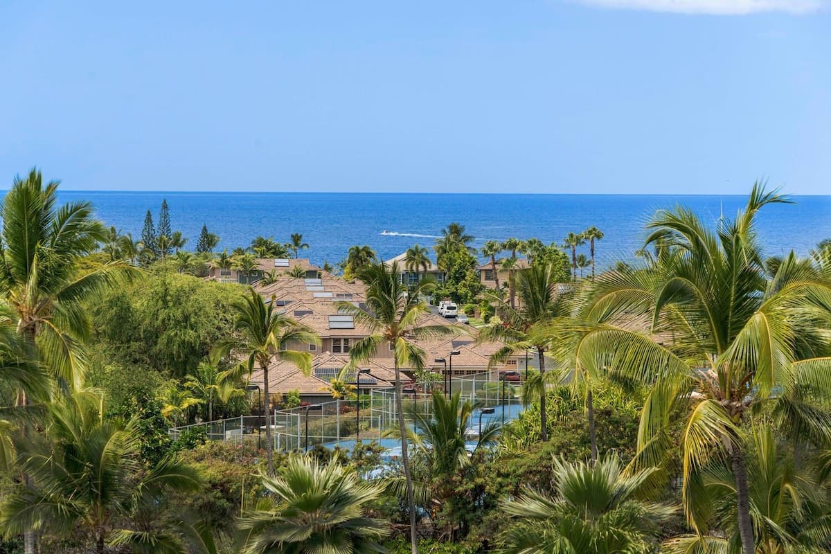 Condo in Kailua-Kona · ★4.79 · 3 bedrooms · 4 beds · 3 private baths - Photo 5