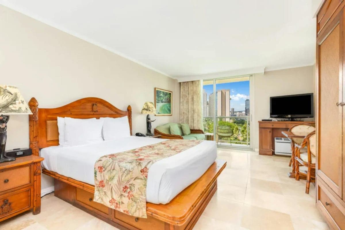 Luana Waikiki Hotel & Suites, City view queen b... - Photo 1