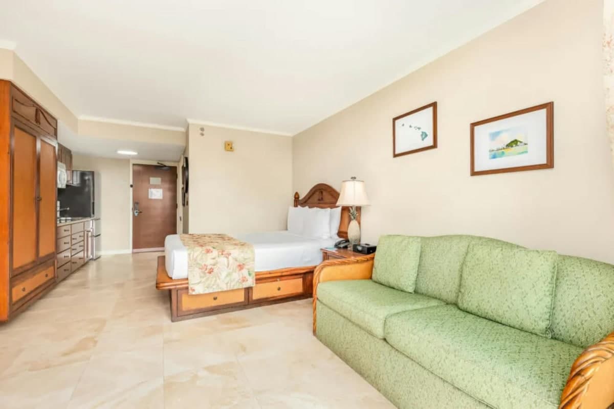 Luana Waikiki Hotel & Suites, City view queen b... - Photo 2