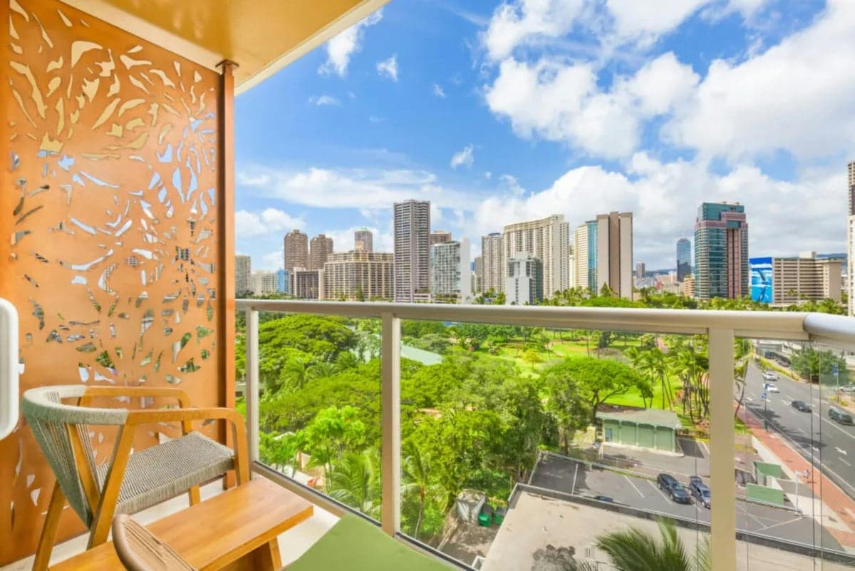 Luana Waikiki Hotel & Suites, City view queen b... - Photo 4
