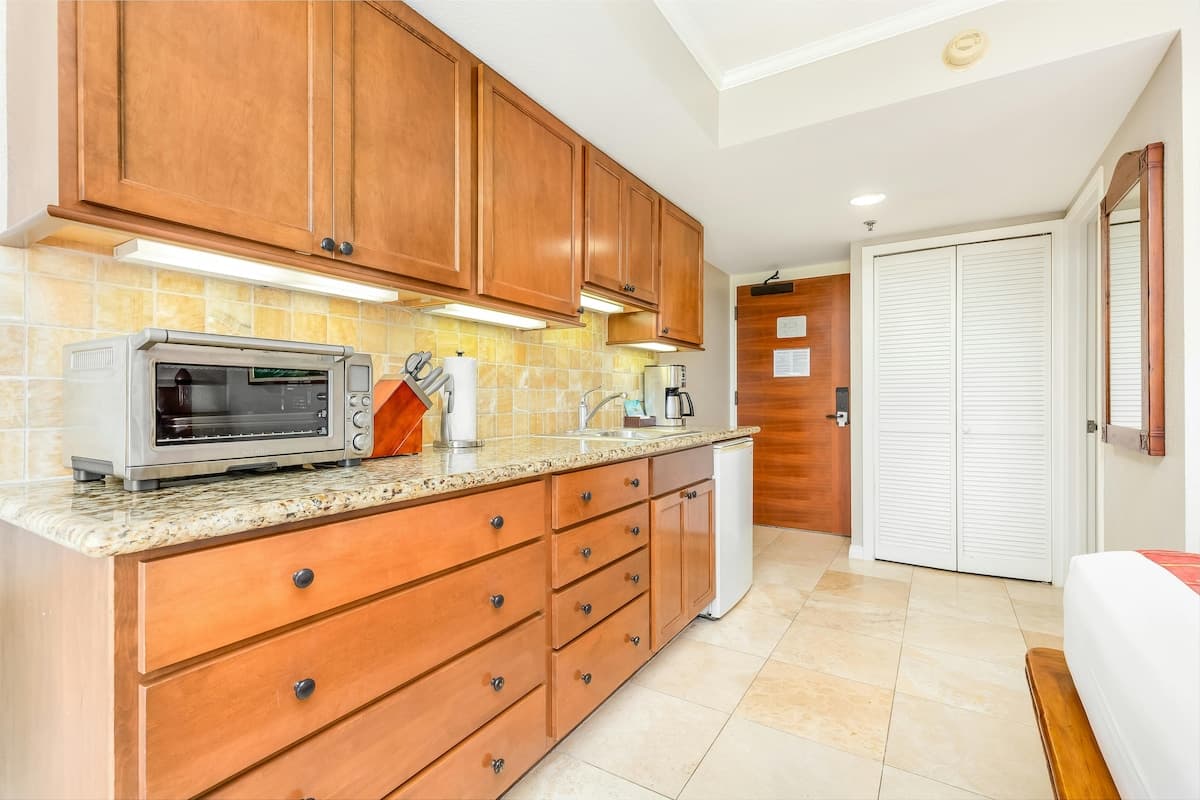 Luana Waikiki Hotel & Suites, City view queen b... - Photo 5