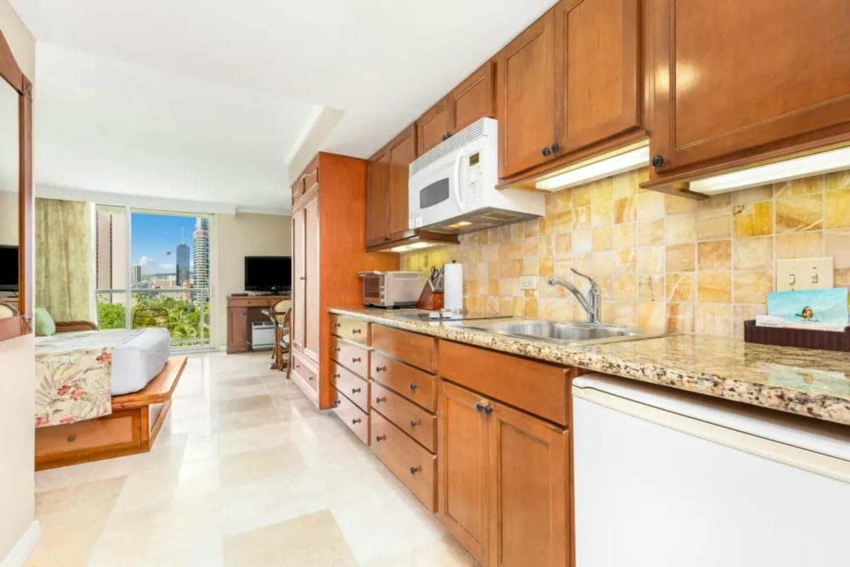 Luana Waikiki Hotel & Suites, City view queen b... - Photo 3