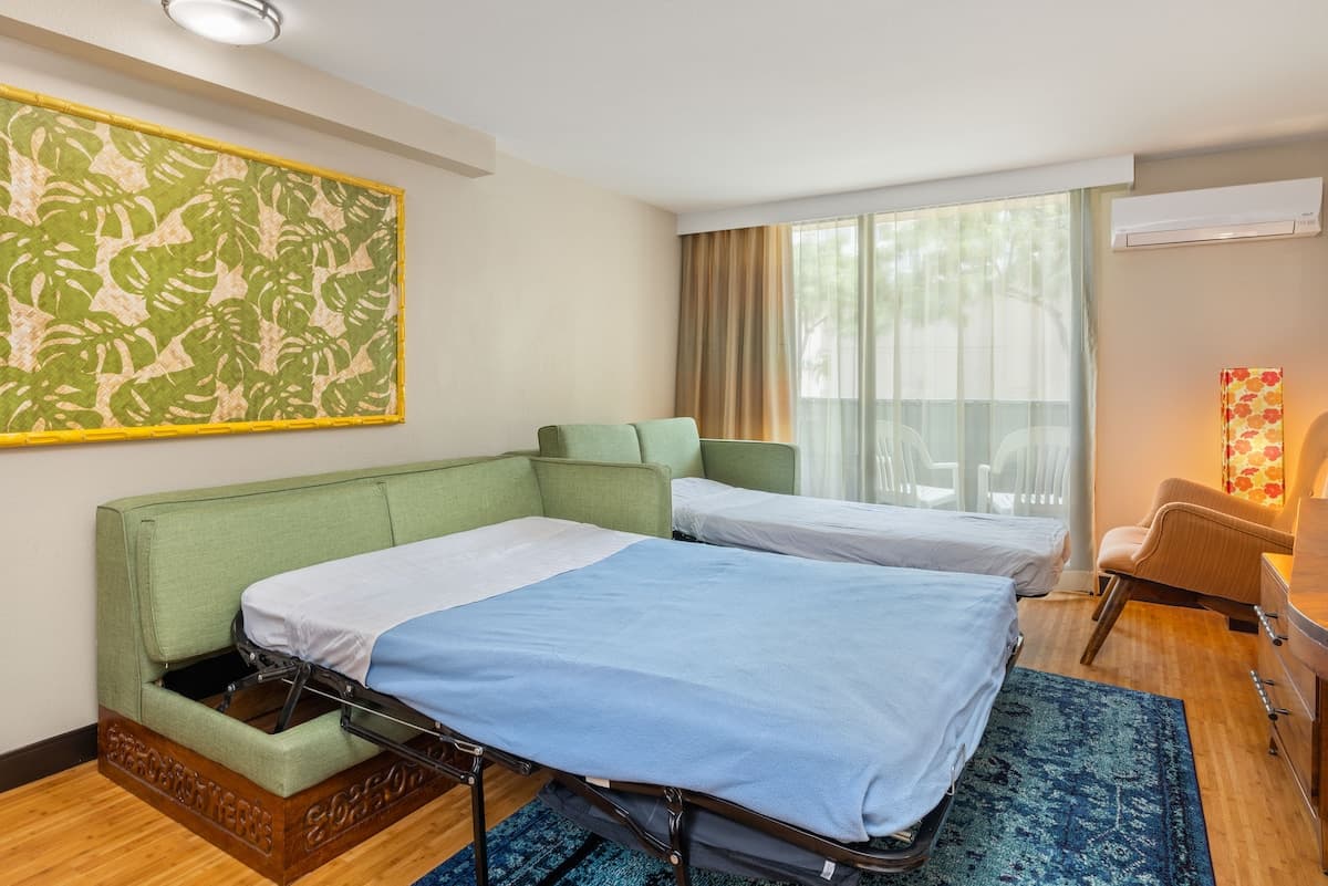 Condo in Honolulu · ★4.14 · 1 bedroom · 3 beds · 1 private bath - Photo 5