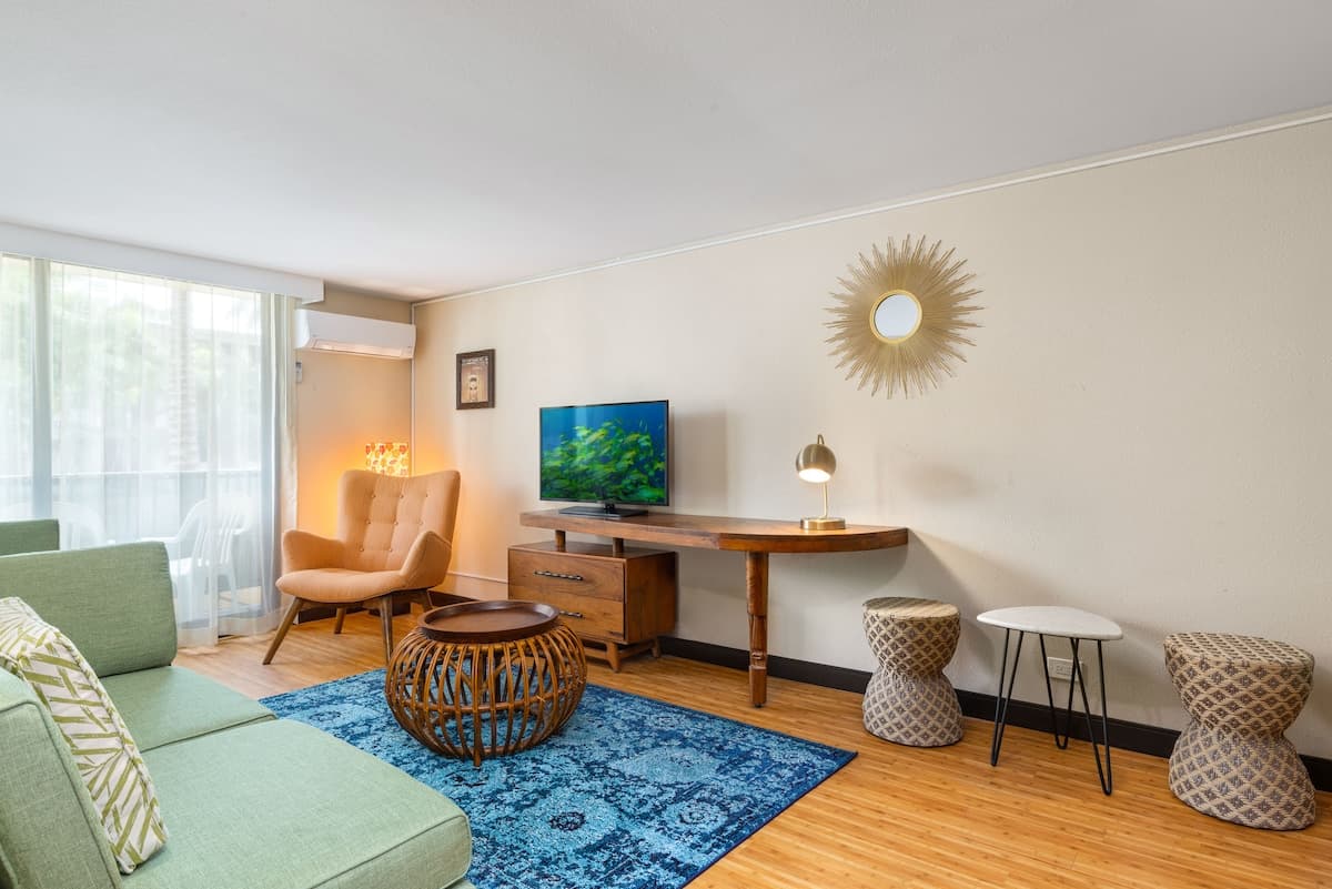 Condo in Honolulu · ★4.14 · 1 bedroom · 3 beds · 1 private bath - Photo 2