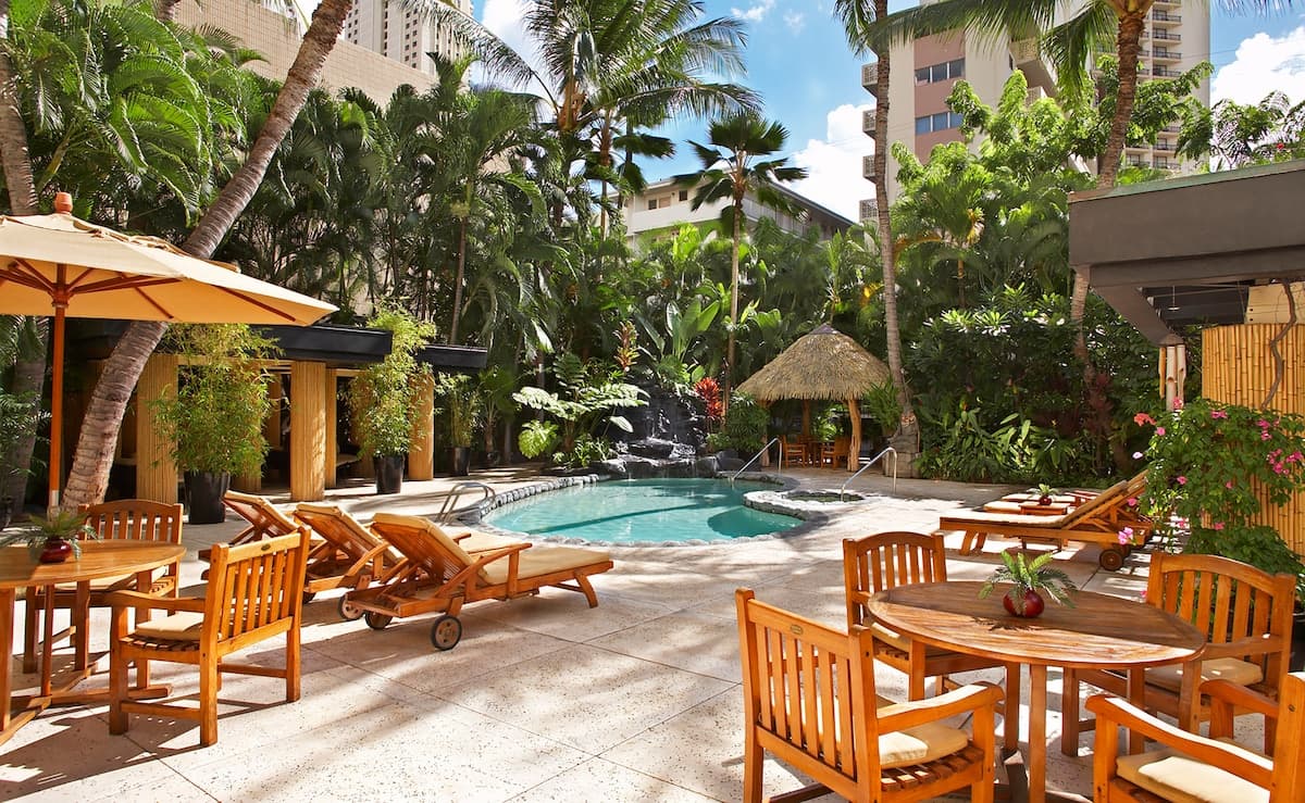 Condo in Honolulu · ★4.14 · 1 bedroom · 3 beds · 1 private bath - Photo 1