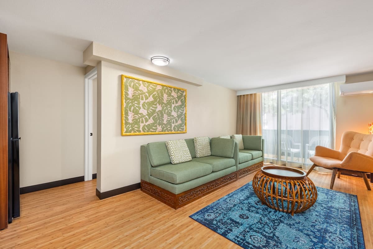 Condo in Honolulu · ★4.14 · 1 bedroom · 3 beds · 1 private bath - Photo 3