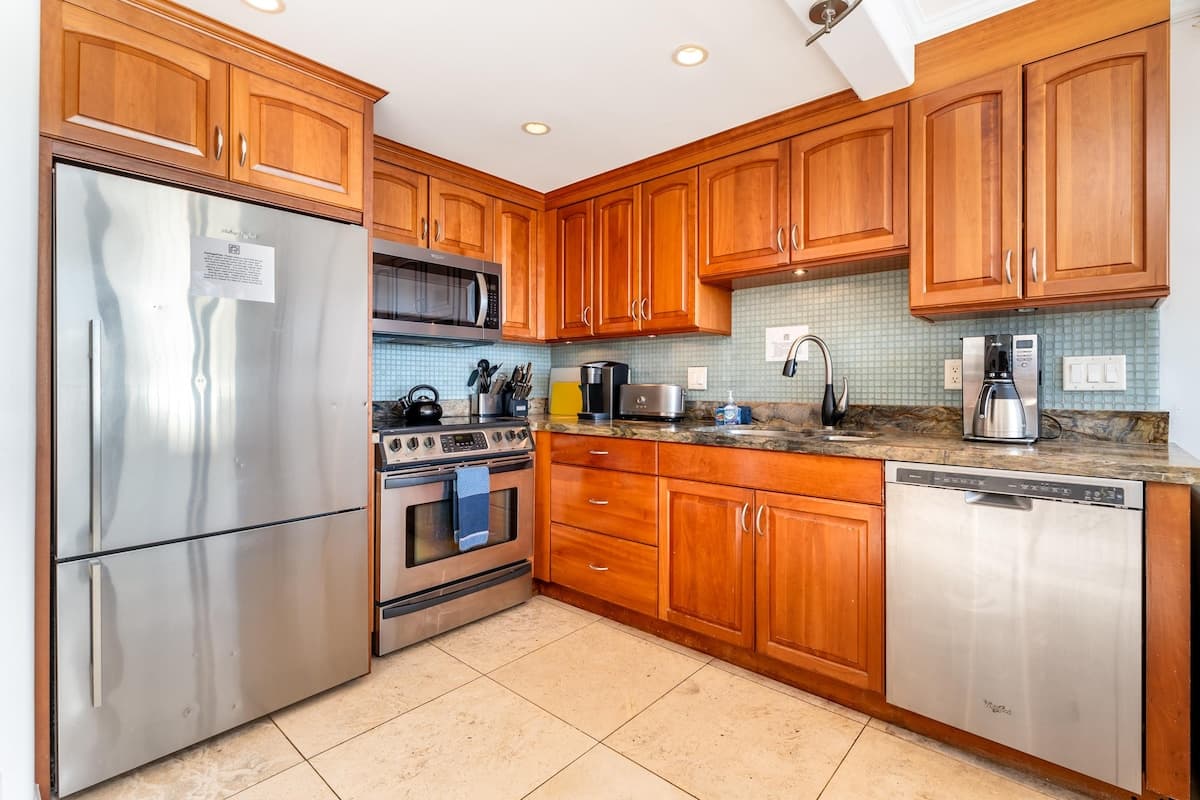Condo in Wailuku · ★5.0 · 2 bedrooms · 3 beds · 2 baths - Photo 3