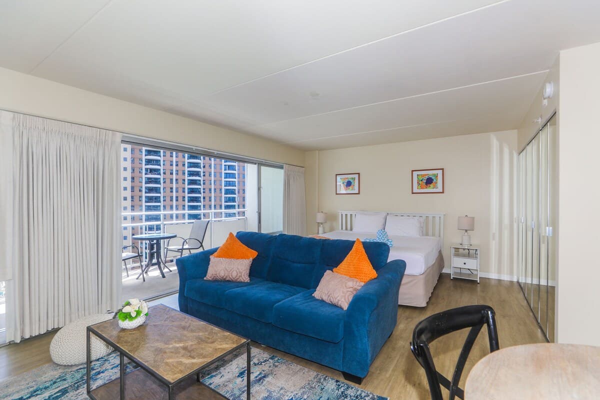 Condo in Honolulu · ★4.75 · 1 bedroom · 3 beds · 1 private bath - Photo 2