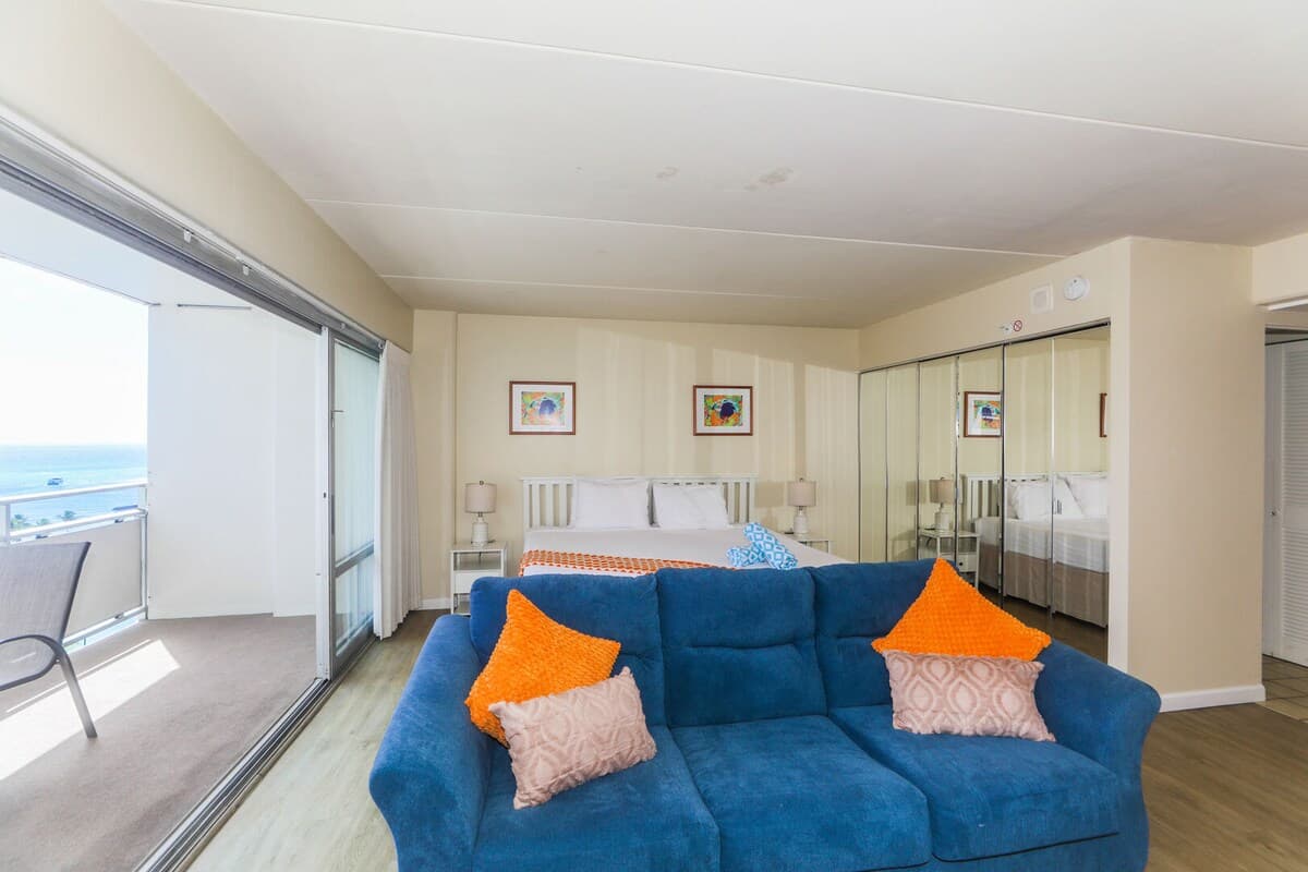 Condo in Honolulu · ★4.75 · 1 bedroom · 3 beds · 1 private bath - Photo 4