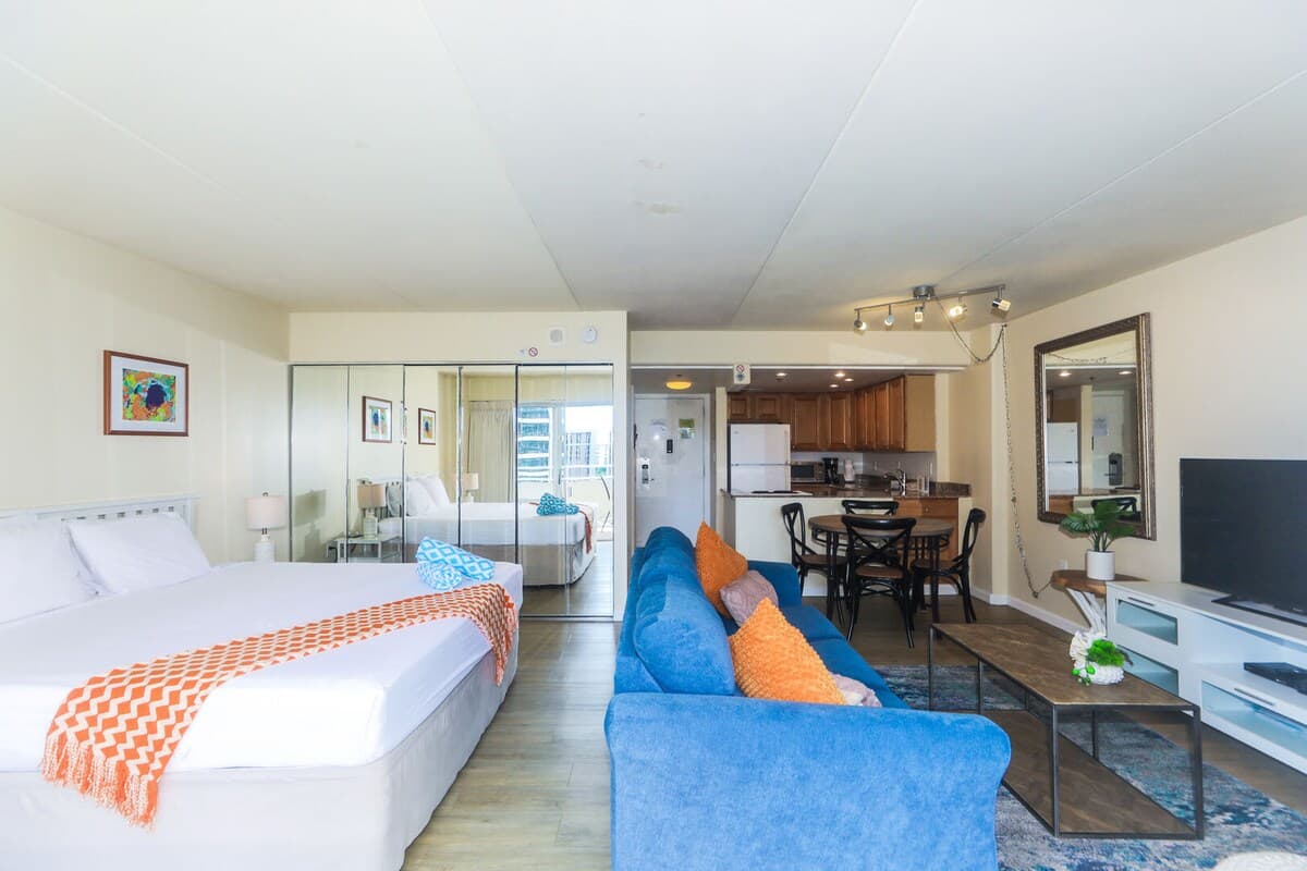 Condo in Honolulu · ★4.75 · 1 bedroom · 3 beds · 1 private bath - Photo 5