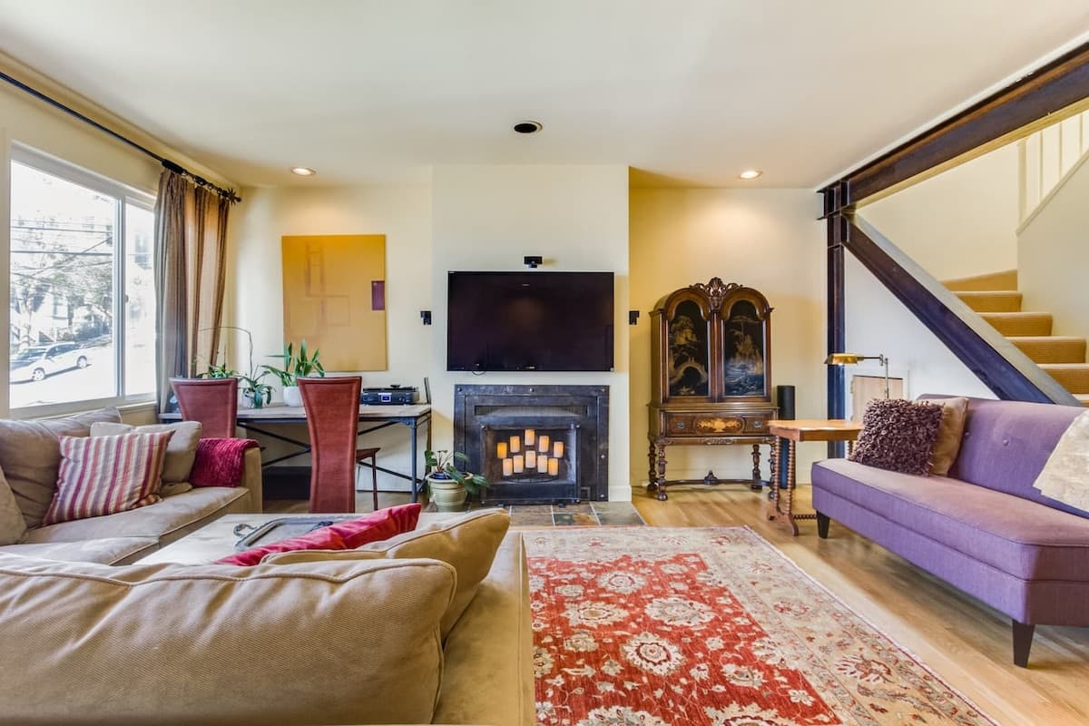 Hillside retreat with city views & deck - Photo 1