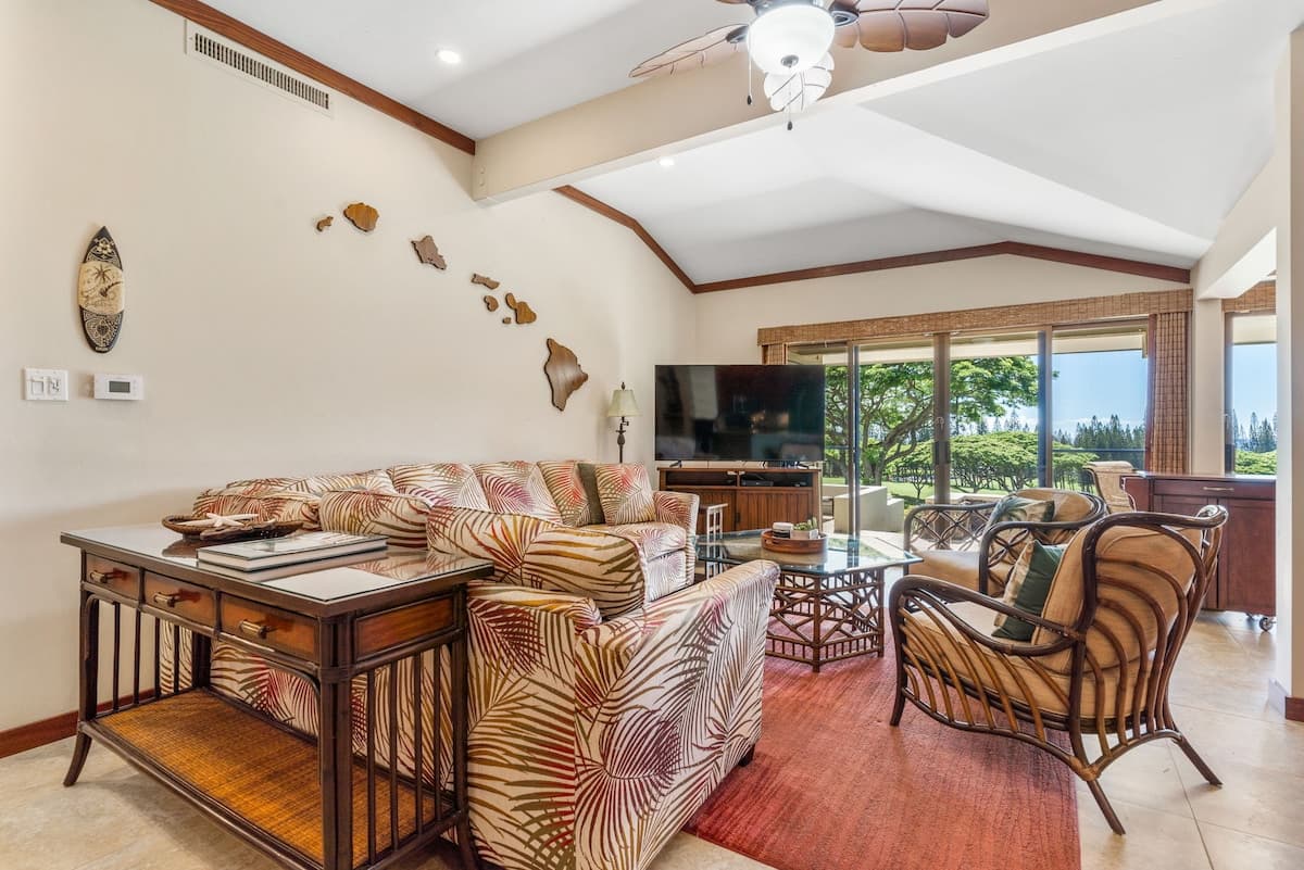 Condo in Lahaina · ★4.71 · 2 bedrooms · 3 beds · 2 private baths - Photo 4