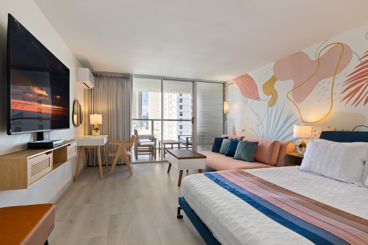 Condo in Honolulu · ★4.95 · 1 bedroom · 2 beds · 1 private bath - Photo 3