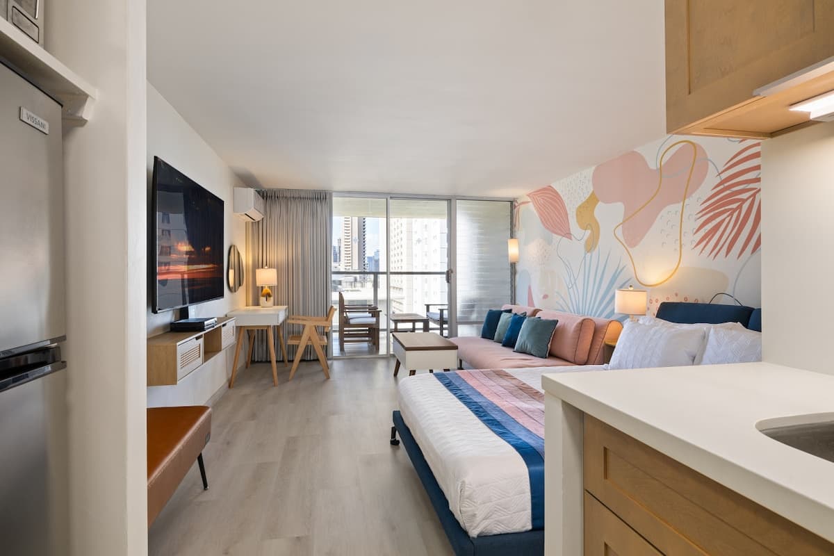 Condo in Honolulu · ★4.95 · 1 bedroom · 2 beds · 1 private bath - Photo 4